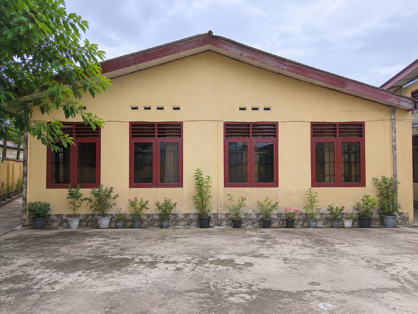 Area parkir kost yang lapang